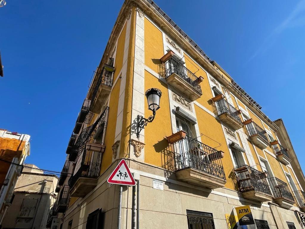 Edificio Amarillo En El Barrio Διαμέρισμα Αλικάντε Εξωτερικό φωτογραφία