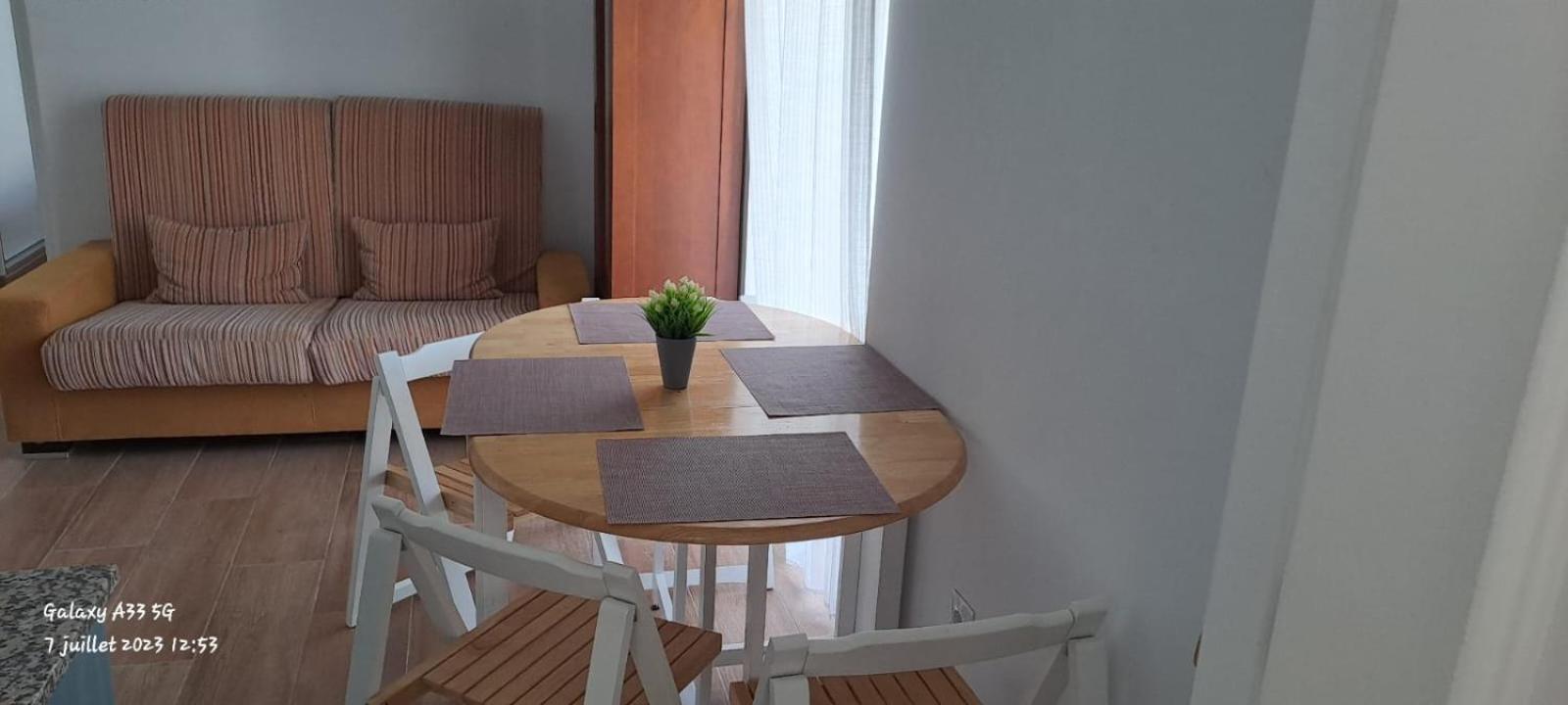 Edificio Amarillo En El Barrio Διαμέρισμα Αλικάντε Εξωτερικό φωτογραφία